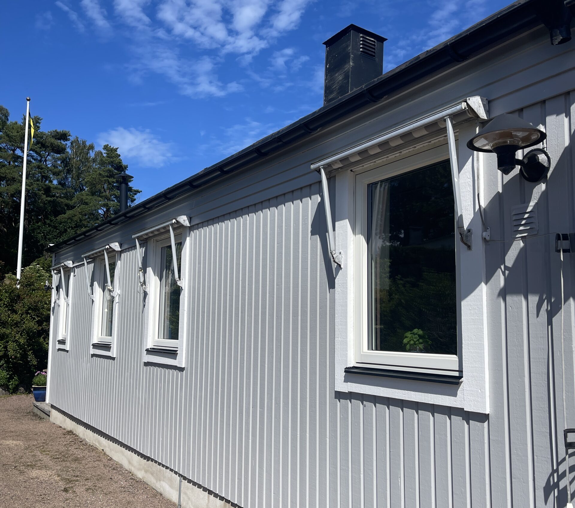 Utomhusmålning-Tjörn-Stenungsund-Orust Utvändig målning av stående träpanel på Tjörn